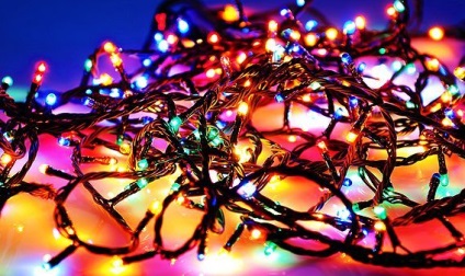 Lámpák és csillárok a kezüket arra karácsonyfa füzér, női csapat