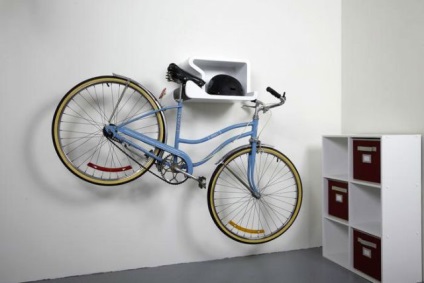 Kerékpártároló egy kis lakásban, ahol tárolni