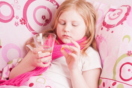 Fáj lenyelni 5 módon, hogy segítsen a gyermek otthon a torokfájás
