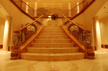 Termelés és befejező lépések Lépcsők márványból, természetes és mesterséges bevonat