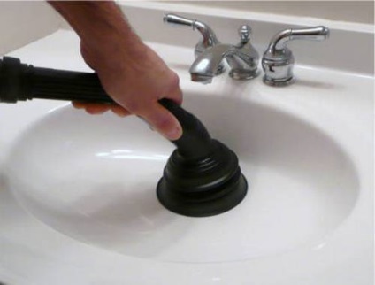 Hogyan és kitisztítja az eltömődött fürdőszoba lefolyó tisztítási módszerek fürdőkád, szifon, mixer, csövek kötél