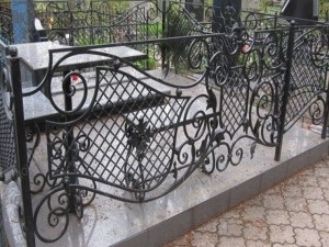 Hogyan, hogy a kerítés a sírba a kezüket (csinálni) Hogyan készítsünk egy kerítés a sír saját kezűleg