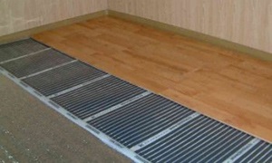Milyen meleg padló alatt a linóleum és laminált padló a lakásban