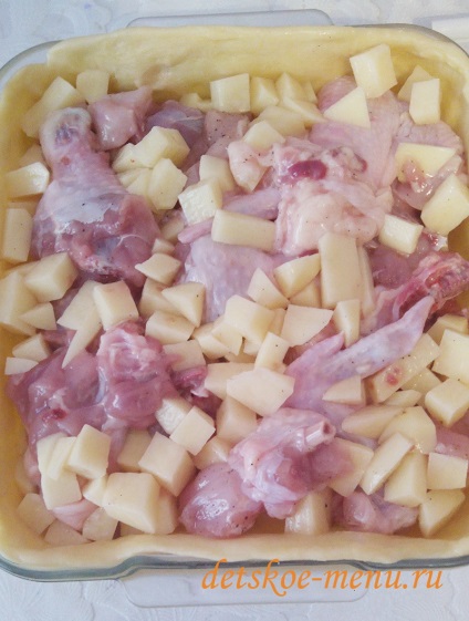 Kurnik csirkével és burgonyával egy omlós tészta, egy lépésről lépésre recept fotók