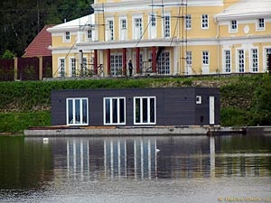 Lakóhajó - beállítás házban a víz