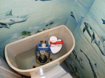 Állítsa be a víz szintje a tartályban a vécécsésze helyes végrehajtását
