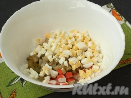 Saláta rák botok és savanyúsággal - a recept egy fotó