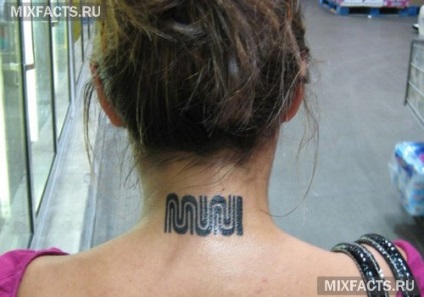 Tetoválás lányoknak nyakán (fotó)