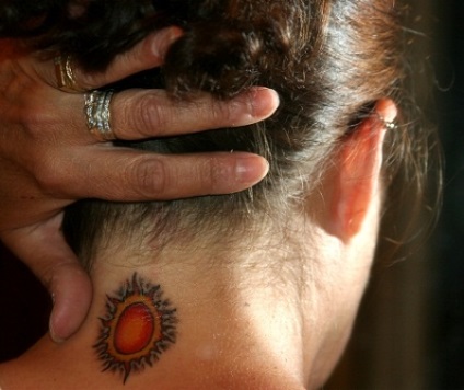Tetoválás a nyakán a lányok mögött (fotó)