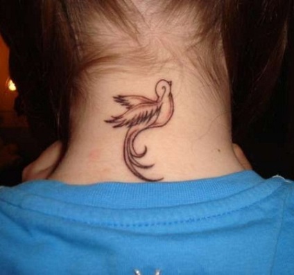 Tetoválás a nyakán a lányok mögött (fotó)