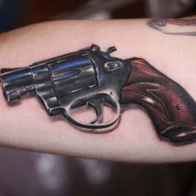 fegyver tetoválás