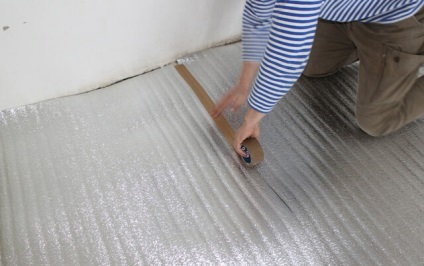 Szigetelés a padló alatt a linóleum, mint a meleg, hőszigetelő beton és fa padló, amely