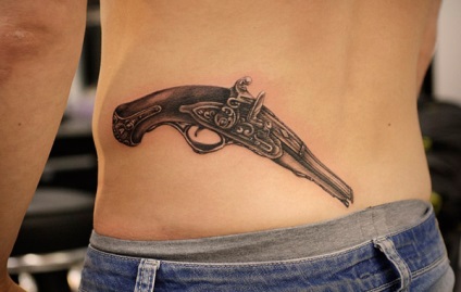 Az értékek „fegyvert” tetoválás