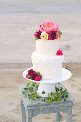 18 csodálatos esküvői torta, friss virágokkal díszített