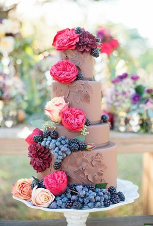 18 csodálatos esküvői torta, friss virágokkal díszített