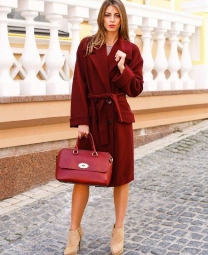 Burgundy kabát (58 fotó), hogy mit kell viselni sál bor vörös női kabát, képek egy kabát, hosszú