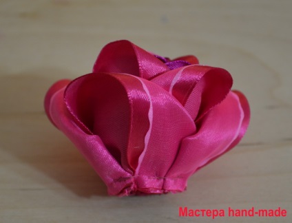 Bross - rózsa szatén szalagokkal és csipke, a kezével - a mester kézi készítésű