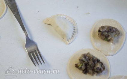 Pasties csirke recept egy fotó - egy lépésről lépésre főzés csirke Chebureki