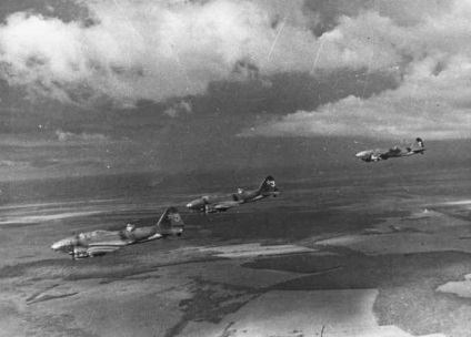 Nagy hatótávolságú repülés légi műveleteket, hogy elpusztítsa a náci repülőgépek a földön - a katonai