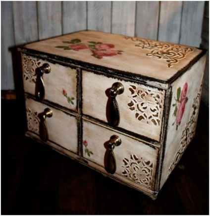 Decoupage mellkas kezével az otthoni szépség shabby chic