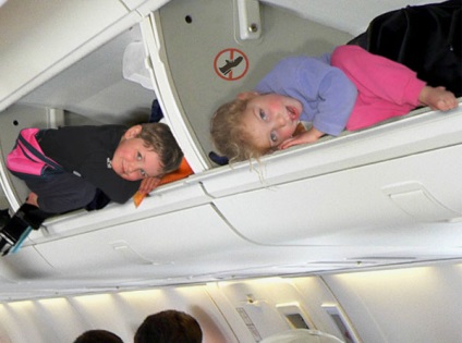 Gyermekek a síkban 12 Szülői ötletek kényelmes repülés gyerekek