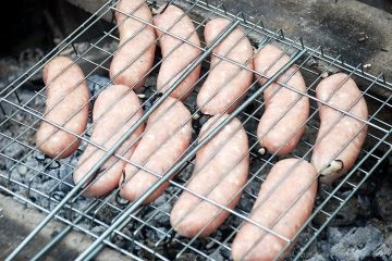 Домашні ковбаски зі свинини в натуральній оболонці на грилі
