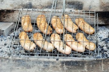 Домашні ковбаски зі свинини в натуральній оболонці на грилі