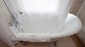 Hogyan és mit kell mosni függöny a fürdőszobában a plakk penész és rozsda