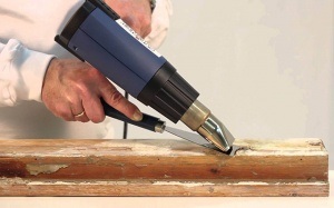 Hogyan tisztítható a fa ablak a régi festék
