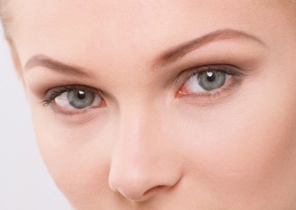 Hogyan fehéríti a bőrt a szem körül és ragyogóvá a szem alatti karikák