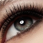 Hogyan fehéríti a bőrt a szem körül és ragyogóvá a szem alatti karikák