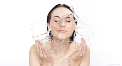Hogyan kell használni a micelláris víz öblítőszer, ha szembe kell nézni, hogyan kell helyesen használni