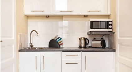 Hogyan akasztani egy mikrohullámú sütő a konyhában kezével - válaszd ki a konzolok és a telepítés helyét
