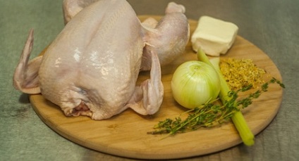 Hogyan helyesen vágni a csirkét és gyorsan süssük a sütőben egy gyors eljárás