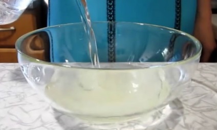 Főzni finom palacsintát a víz - vékony palacsinta recept a víz lyukak