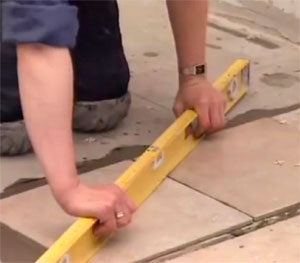 Mivel a saját kezével, hogy a csempe a falak és a padló a fürdőszobában (padlólapok szóló előkészítés alatt) Mivel a saját kezével, hogy a csempe a falak és a padló a fürdőszobában