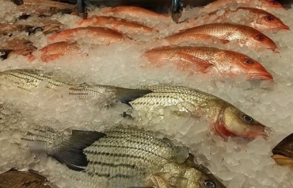 Hogyan válasszuk ki a legfrissebb halat a boltban, és megfelelően megőrizni