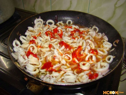 Squid párolt paradicsommal - recept fotókkal, hogyan kell főzni