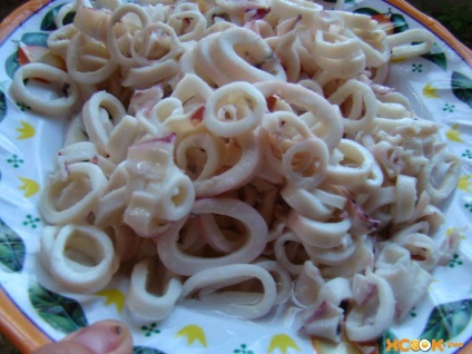 Squid párolt paradicsommal - recept fotókkal, hogyan kell főzni