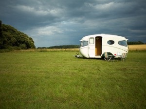 Camper, lakókocsi, lakóautó, az út, a te