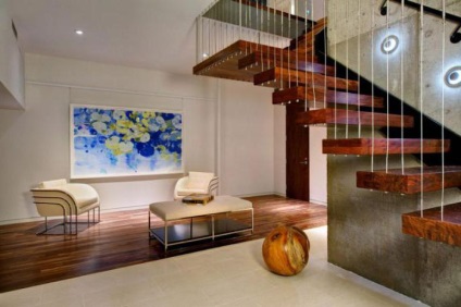 Lépcsőház a belső kialakítás egy családi ház, a stílus és vélemények