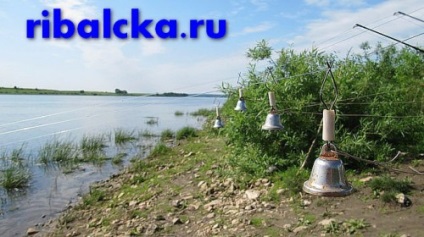 Donk-halászó a parttól, halászat a földön horgászfelszerelés (horgászfelszerelés), videó