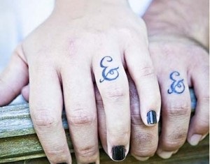 Jegygyűrű tetoválás az ujjak