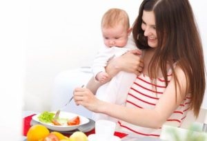 Étkezés szoptatós anyák számára a székrekedés megelőzésében, egy gyermek