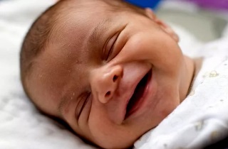 Чому новонароджена дитина уві сні посміхається