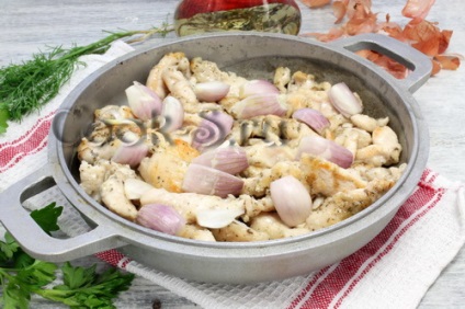 Mártással csirke tejföllel - lépésről lépésre recept fotókkal, csirke ételek