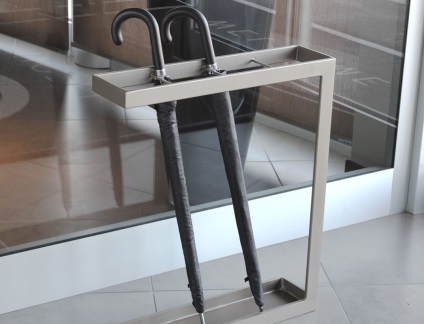 Esernyőtartó a teremben IKEA, a kosár és egy tartó, váza bronz (előszoba) Esernyőtartó a teremben IKEA, a kosár és egy tartó, váza bronz