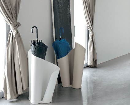 Esernyőtartó a teremben IKEA, a kosár és egy tartó, váza bronz