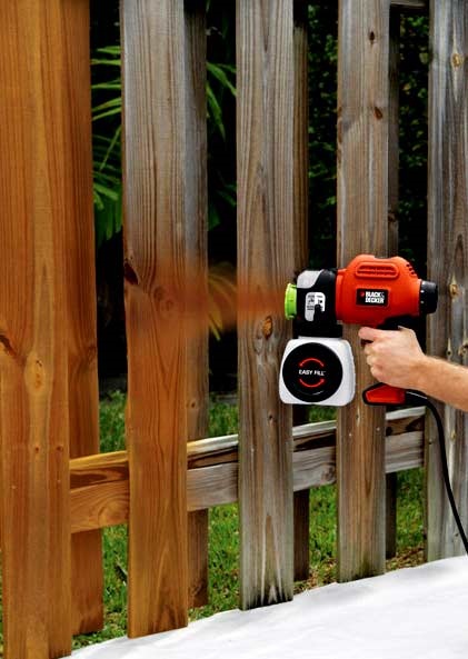 Festés fém és fa oszlopokat a kerítés