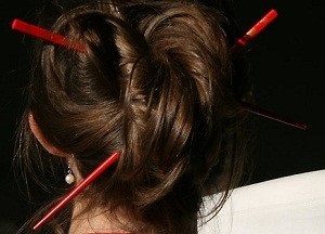 Зачіски з олівцем і китайськими паличками стильні ідеї на кожен день
